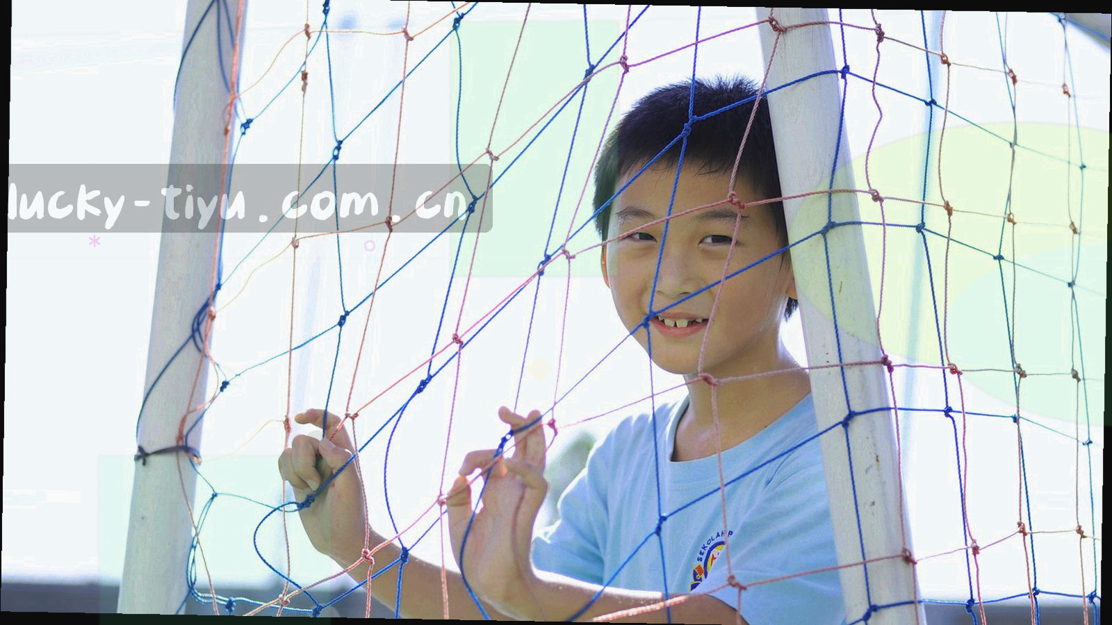 俯拍球场草地与白色战术线条，画面左侧留出文字区域
