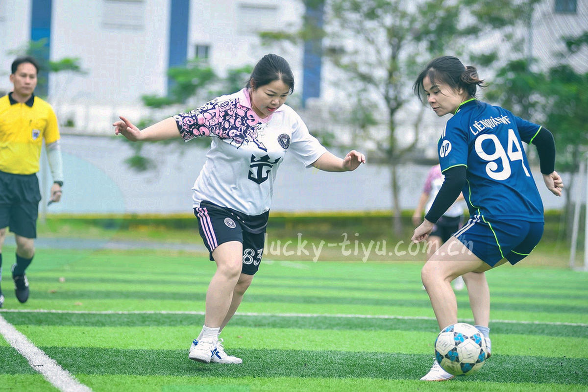 球衣、记分板与球队资料表格并列的静物画面